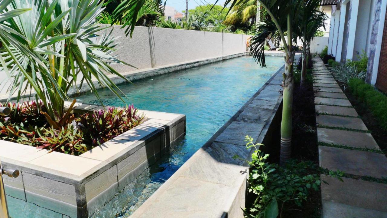 West Wood Holiday Apartment: Poolside Retreat near Flic En Flac Beach Exterior photo