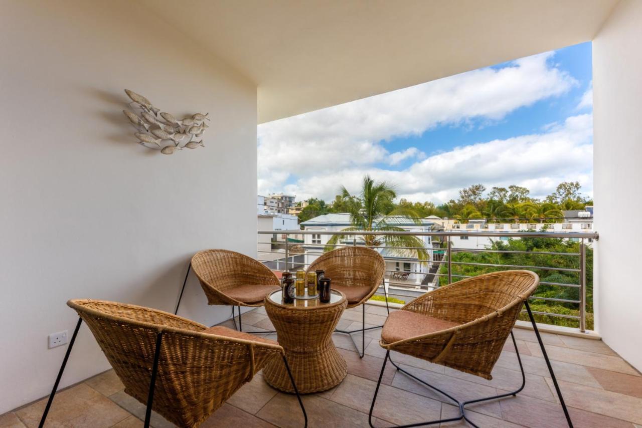 West Wood Holiday Apartment: Poolside Retreat near Flic En Flac Beach Exterior photo