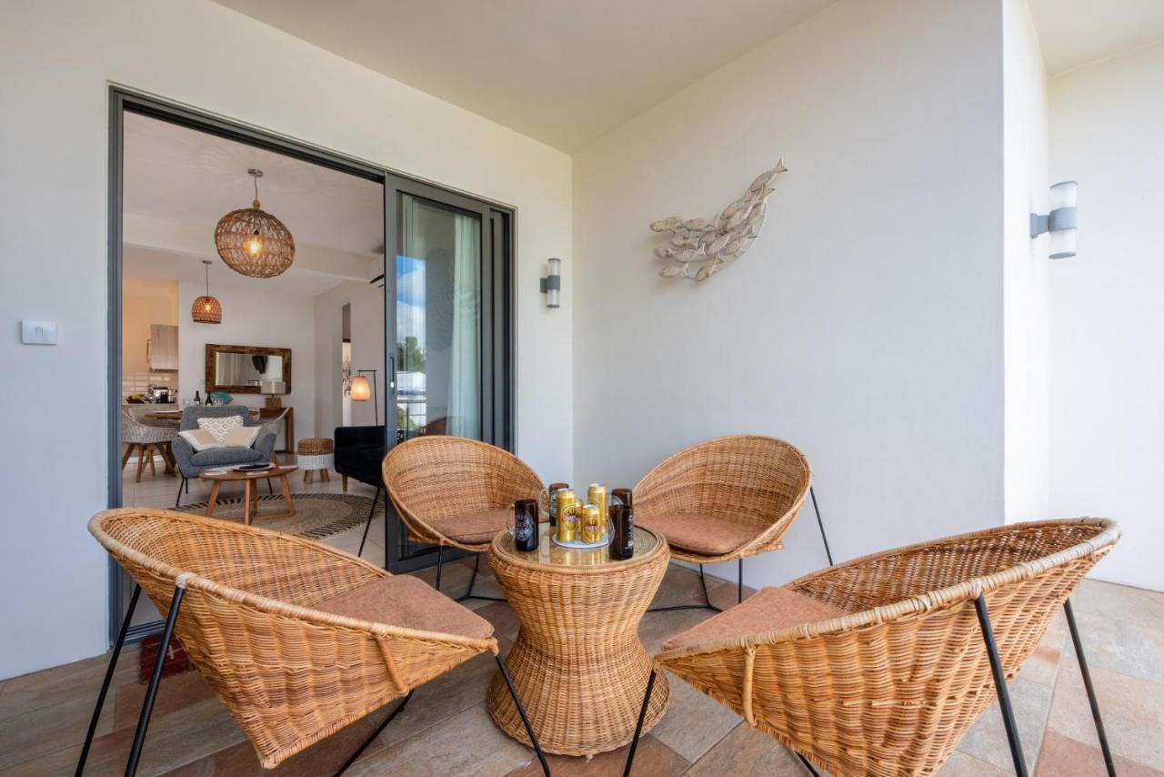 West Wood Holiday Apartment: Poolside Retreat near Flic En Flac Beach Exterior photo