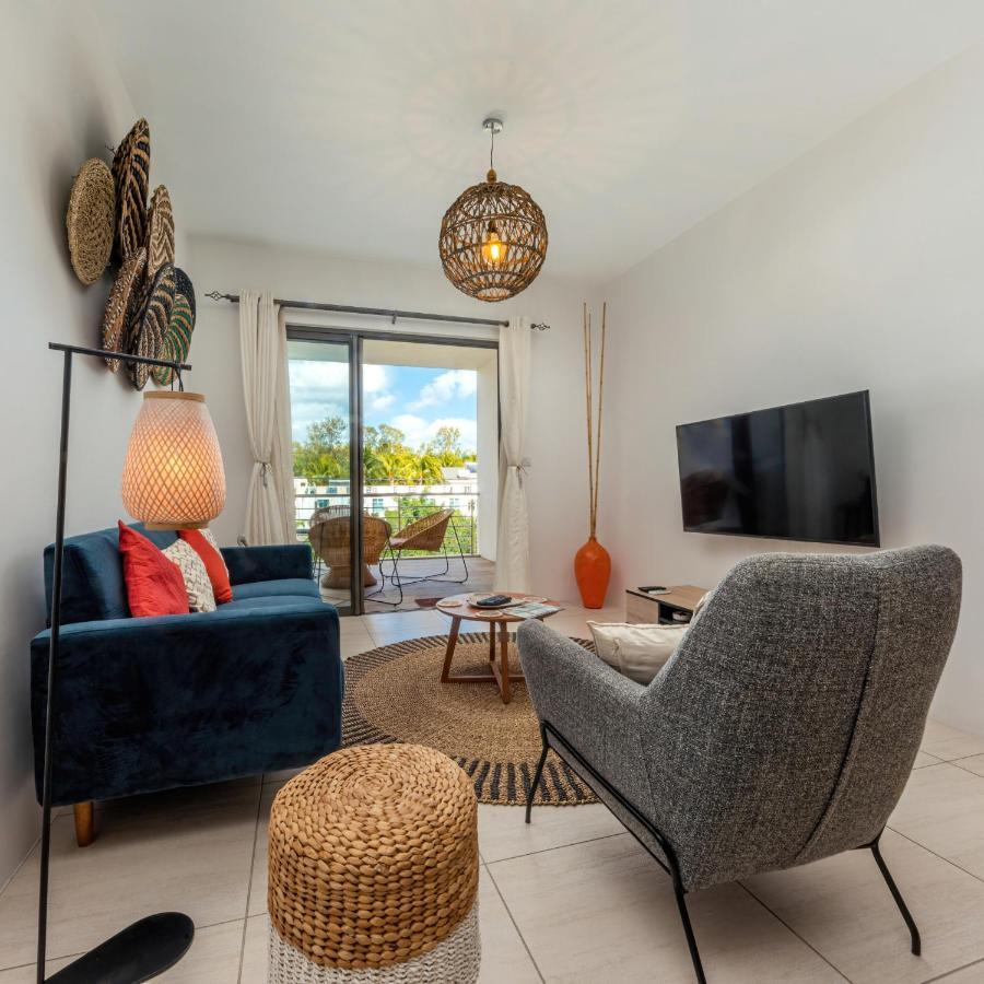 West Wood Holiday Apartment: Poolside Retreat near Flic En Flac Beach Exterior photo