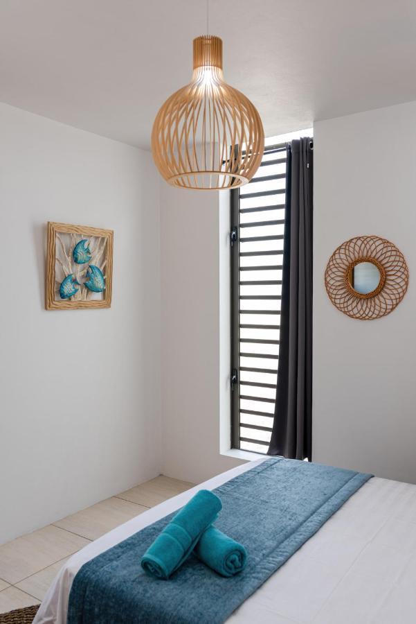West Wood Holiday Apartment: Poolside Retreat near Flic En Flac Beach Exterior photo