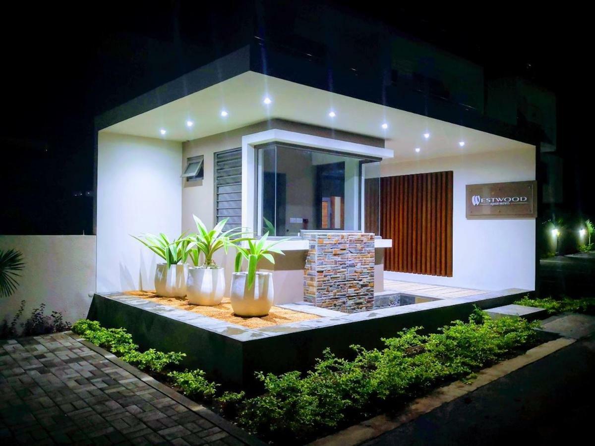 West Wood Holiday Apartment: Poolside Retreat near Flic En Flac Beach Exterior photo